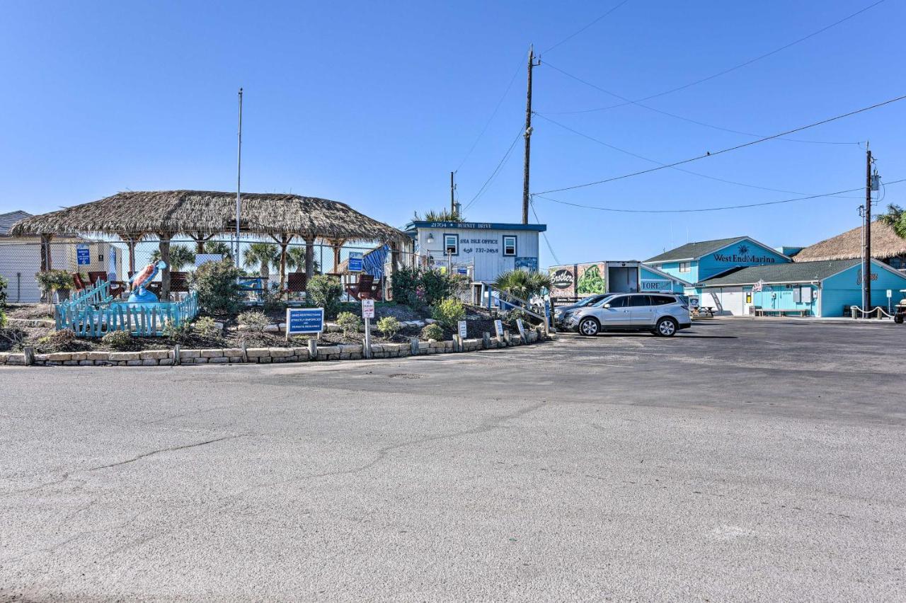 Oceanfront Galveston Home - Walk To Beach! Exterior photo