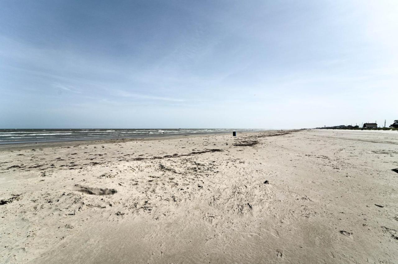 Oceanfront Galveston Home - Walk To Beach! Exterior photo