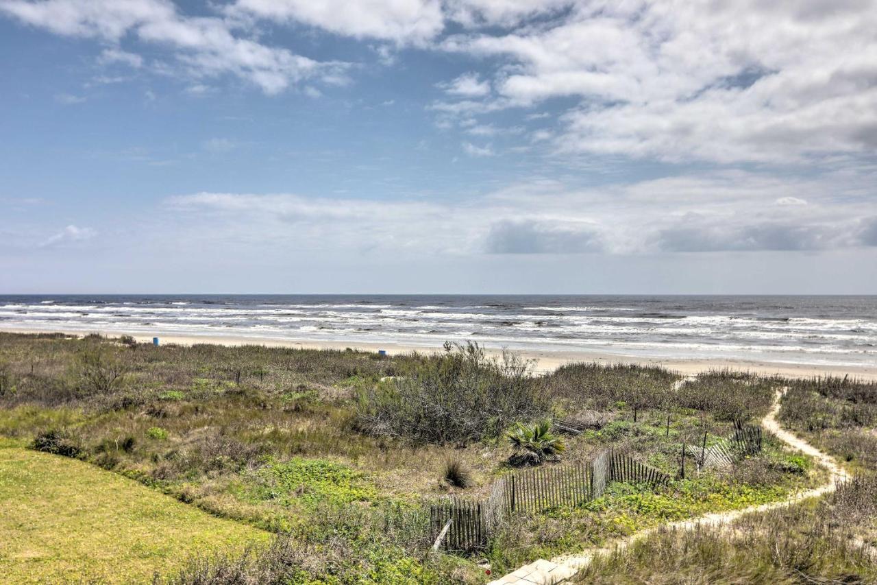Oceanfront Galveston Home - Walk To Beach! Exterior photo