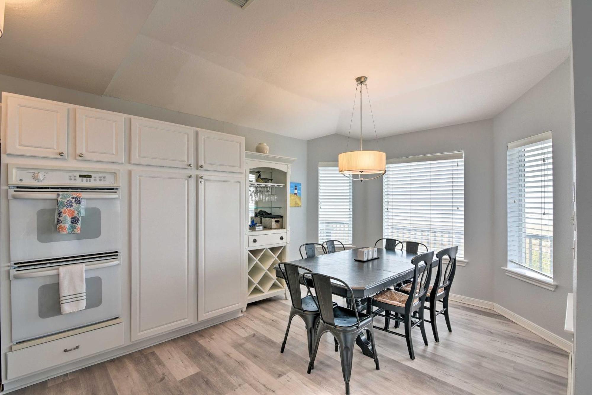Oceanfront Galveston Home - Walk To Beach! Exterior photo