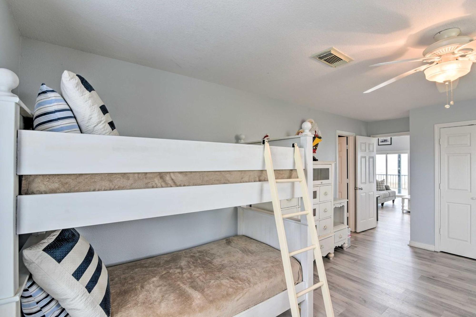 Oceanfront Galveston Home - Walk To Beach! Exterior photo