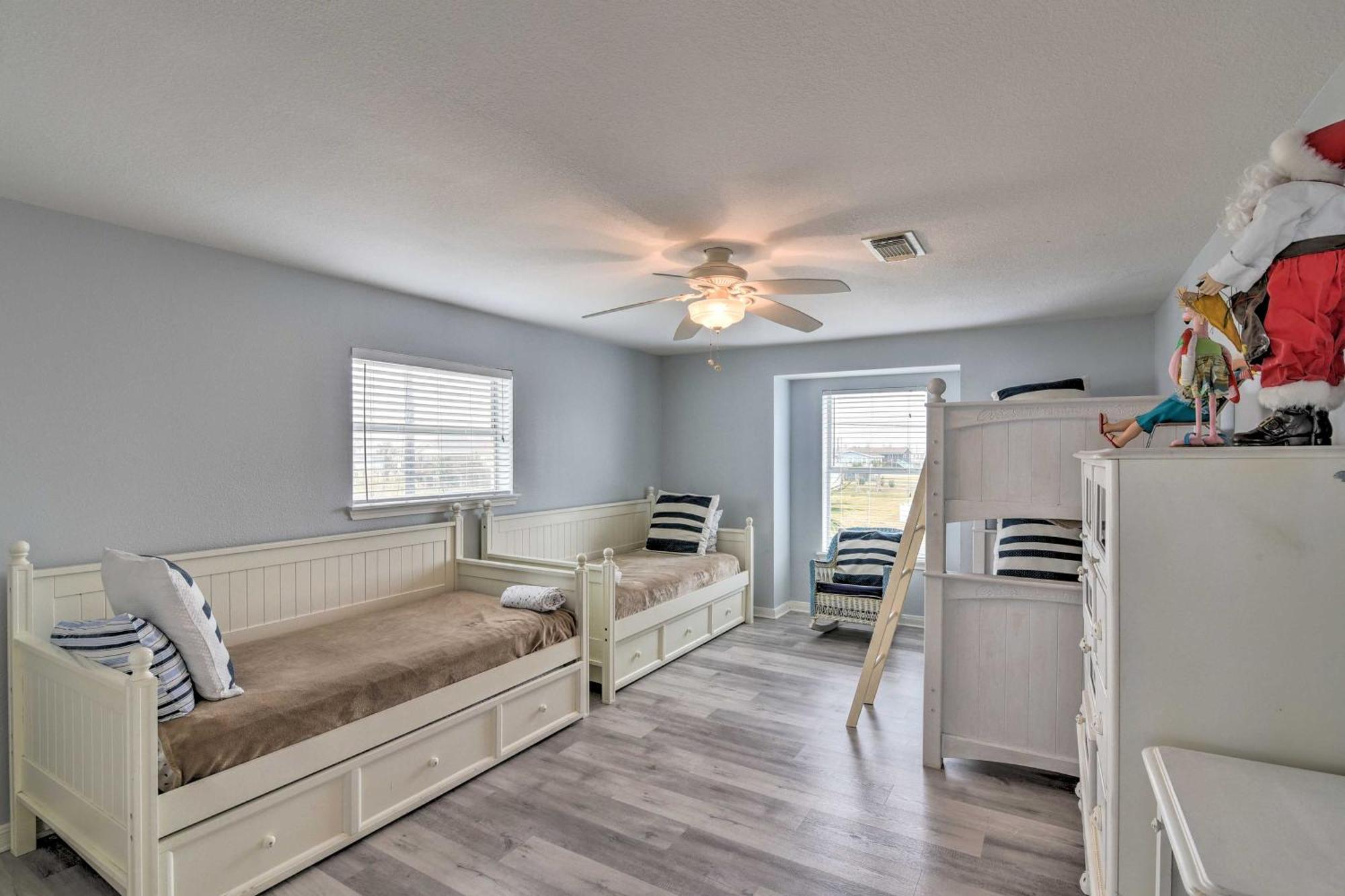 Oceanfront Galveston Home - Walk To Beach! Exterior photo