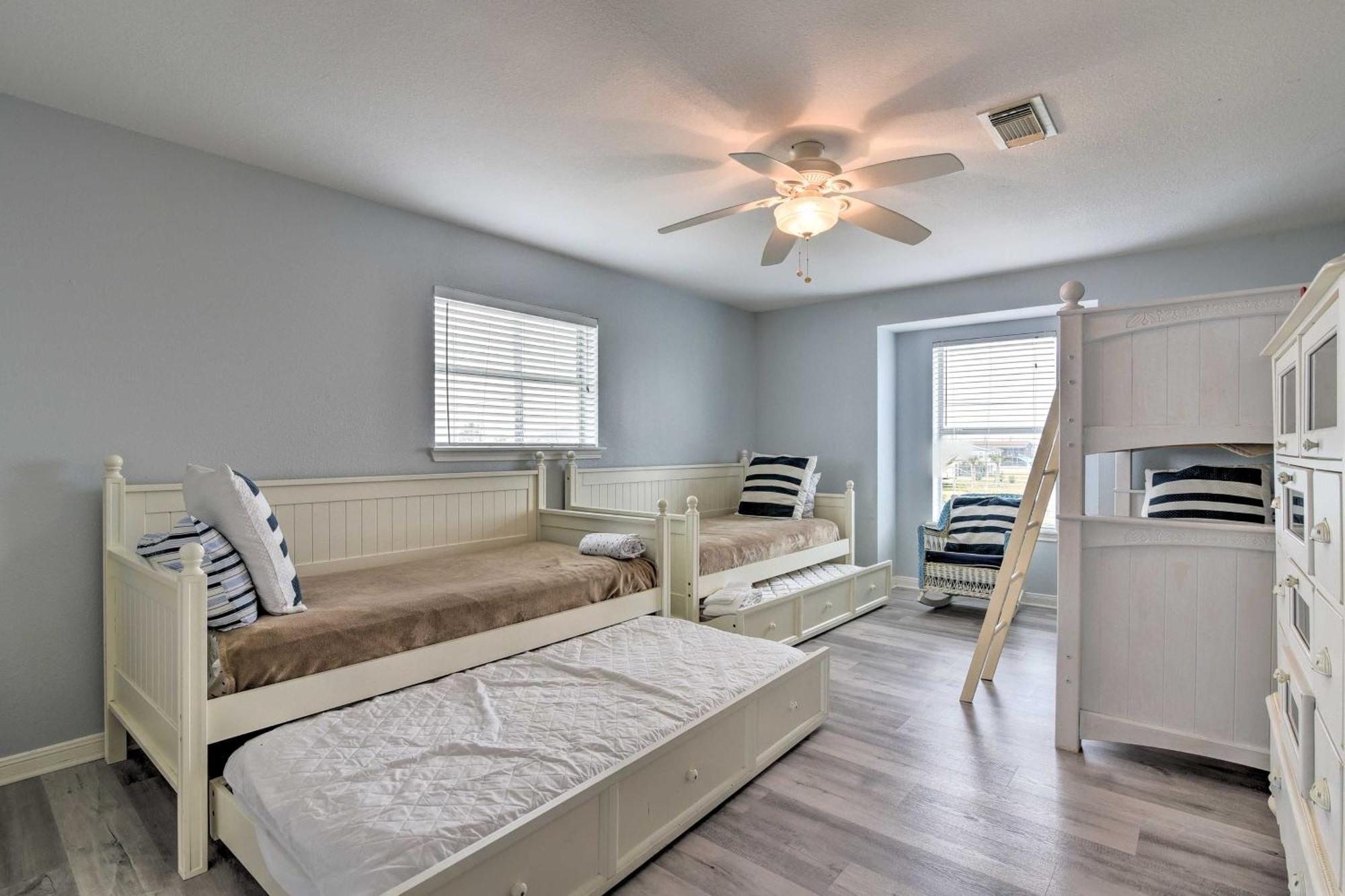 Oceanfront Galveston Home - Walk To Beach! Exterior photo