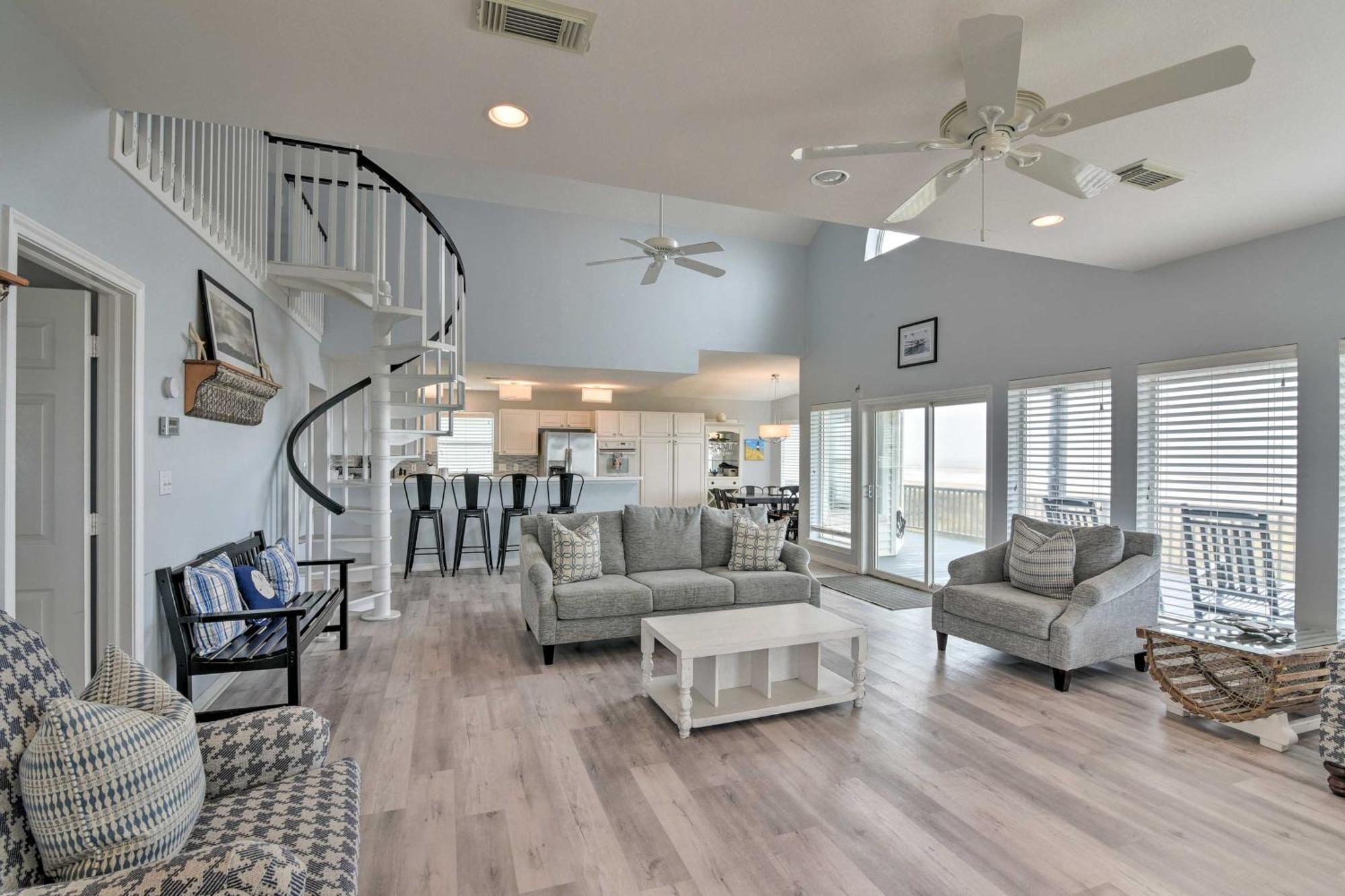 Oceanfront Galveston Home - Walk To Beach! Exterior photo