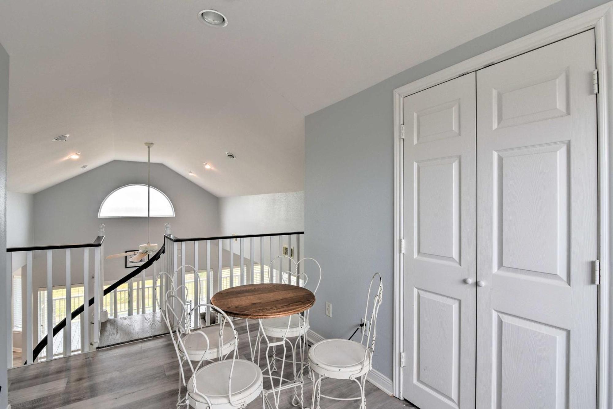 Oceanfront Galveston Home - Walk To Beach! Exterior photo