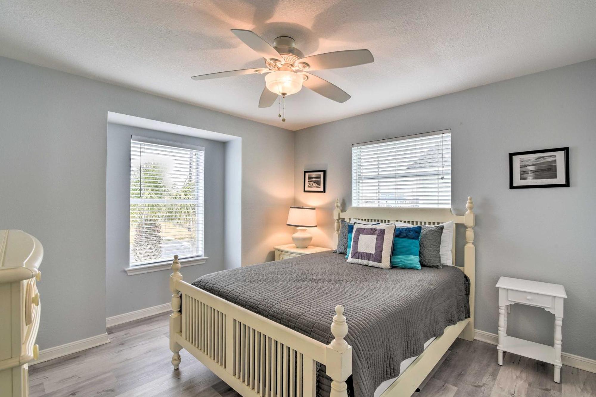 Oceanfront Galveston Home - Walk To Beach! Exterior photo