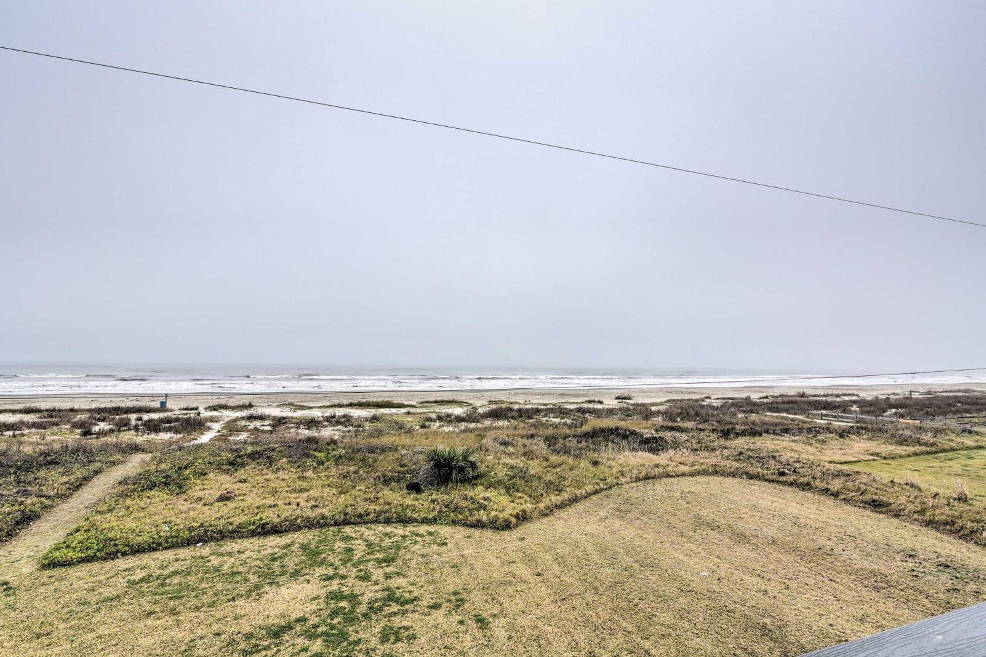 Oceanfront Galveston Home - Walk To Beach! Exterior photo