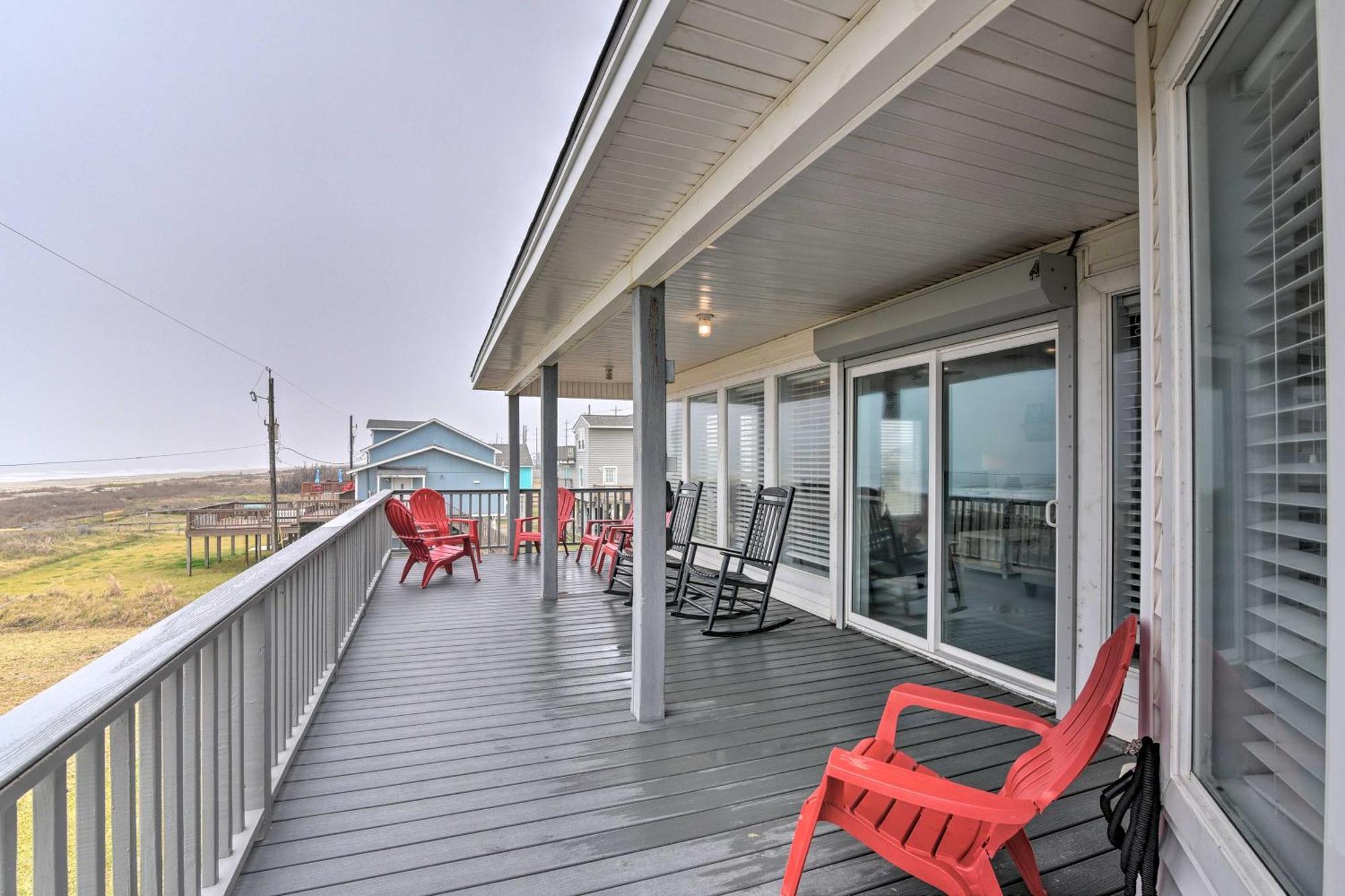 Oceanfront Galveston Home - Walk To Beach! Exterior photo