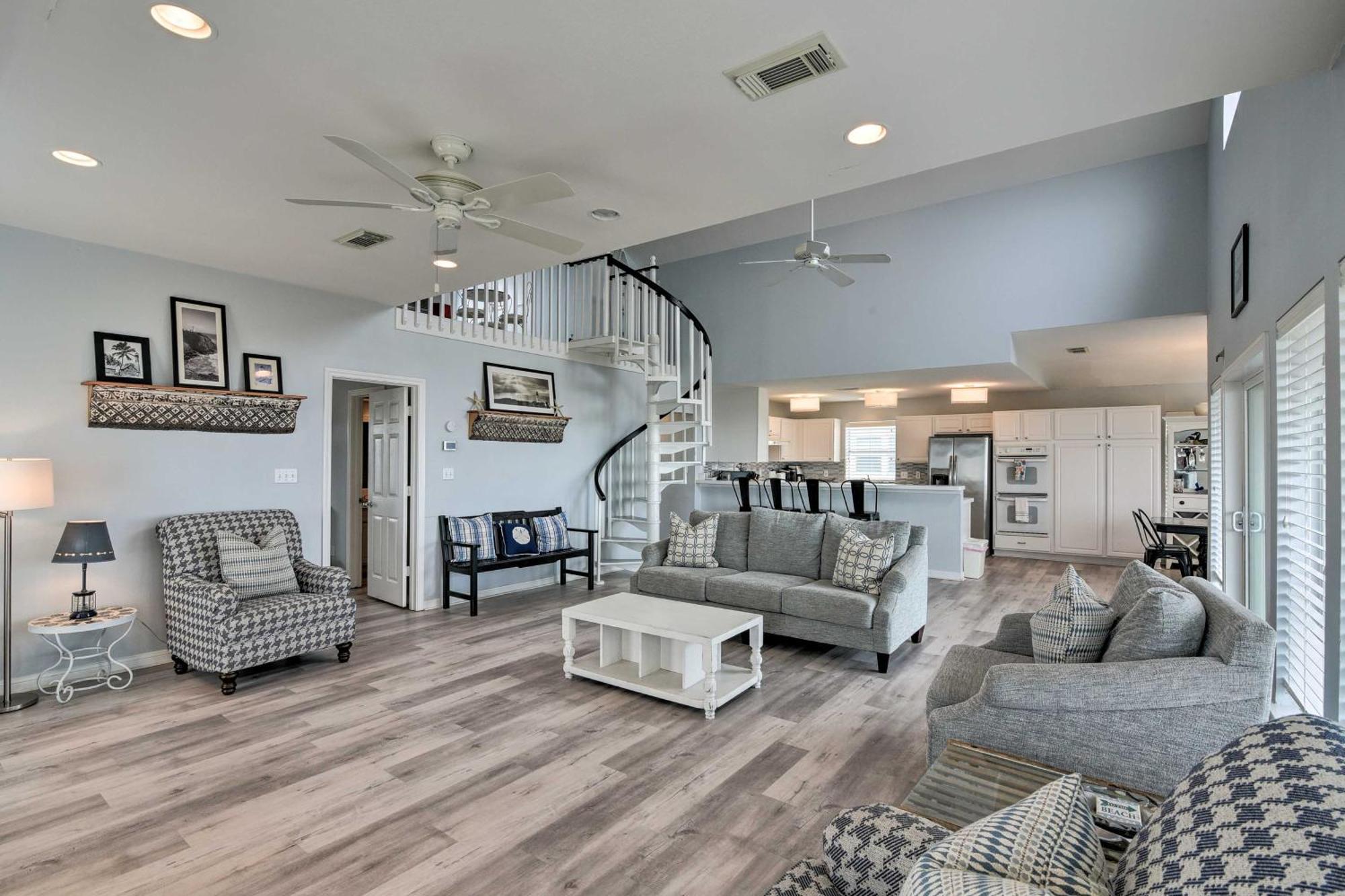 Oceanfront Galveston Home - Walk To Beach! Exterior photo